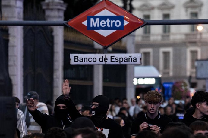 Un grupo de personas durante una concentración contra la acampada en la Puerta del Sol, a 3 de octubre de 2026, en Madrid (España). La plataforma Indignados por España organiza la movilización contra la acampada en Sol, por la vivienda social y nacional, 