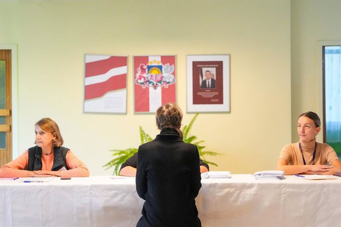 3 de outubro de 2026, Riga, LETÔNIA: Seção eleitoral durante as eleições parlamentares em Riga, na Letônia, em 3 de outubro de 2026.