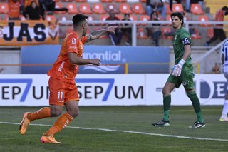 Futbol, Cobreloa vs Sta. Cruz, liga de ascenso 2026. El jugador de Cobreloa Gustavo Gotti celebra con sus compañeros su gol ante Deportes Santa Cruz en el partido de Liga de Ascenso Caixun disputado en el estadio Zorro del Desierto Calama,