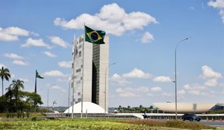 Archivo - La bandera nacional brasileña y el Congreso Nacional de Brasil al fondo, en Brasilia, Brasil.