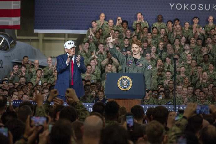 Archivo - Arquivo - 28 de outubro de 2025, Yokosuka, Japão: O presidente dos EUA, Donald Trump, à esquerda, aplaude o tripulante aéreo naval de 3ª classe James McCall, ao centro, no hangar do porta-aviões da classe Nimitz USS George Washington, atracado n