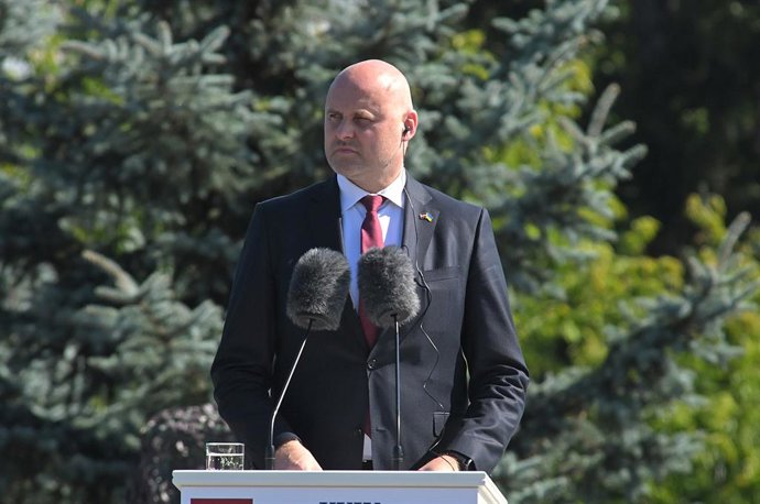 Archivo - Arquivo - 23 de agosto de 2026, Kiev, Ucrânia: O primeiro-ministro da Letônia, Andris Kulbergs, participa da cerimônia de hasteamento da bandeira nacional no Museu Nacional de História da Ucrânia, no Complexo Memorial da Segunda Guerra Mundial, 