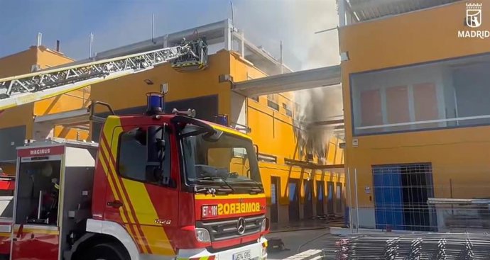Archivo - Imagen de archivo de bomberos en una nave de Villaverde
