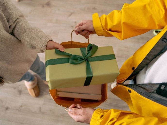 De un ramo de flores a una pieza de cerámica: ideas para regalar con alma y demostrar que has pensado en esa persona