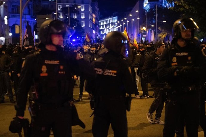Archivo - Varios agentes antidisturbios de la Policía Nacional durante una manifestación nacionalista, a 8 de noviembre de 2025, en Madrid (España). La marcha, convocada por Núcleo Nacional en el marco del Noviembre Nacional 2025, ha partido desde la Plaz