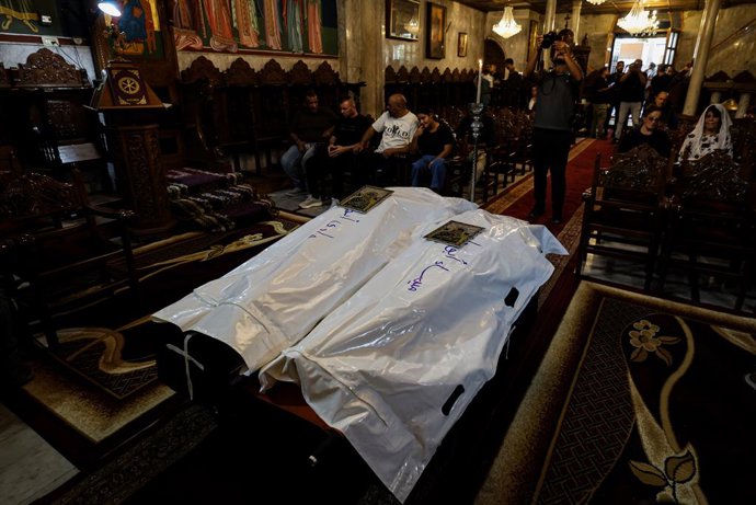 3 de outubro de 2026, Territórios Palestinos, Gaza: Cristãos palestinos se reúnem para se despedir de Maysaa Abu Daoud e de sua filha, Mary Abu Daoud, que foram mortas em um ataque aéreo israelense que teve como alvo um prédio residencial na parte oeste d