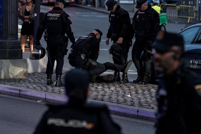Varios agentes de la Policía Nacional detienen a un persona durante una concentración de protesta contra la acampada en la Puerta del Sol, a 3 de octubre de 2026, en Madrid (España). La plataforma Indignados por España organiza la movilización contra la a