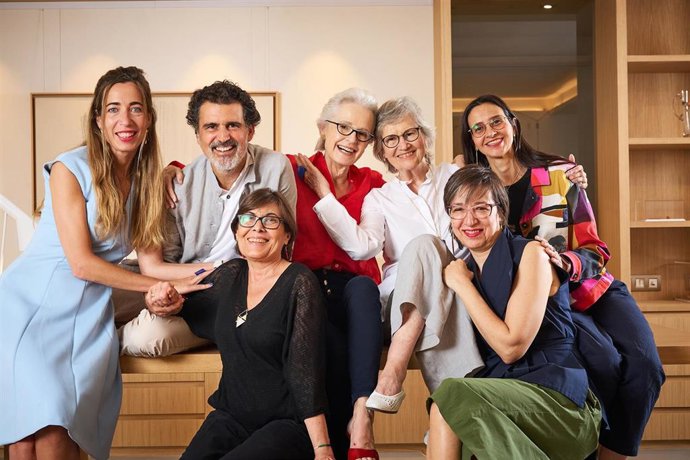 Archivo - La gemóloga Núria Ruiz (2ª por la derecha arriba) con su equipo