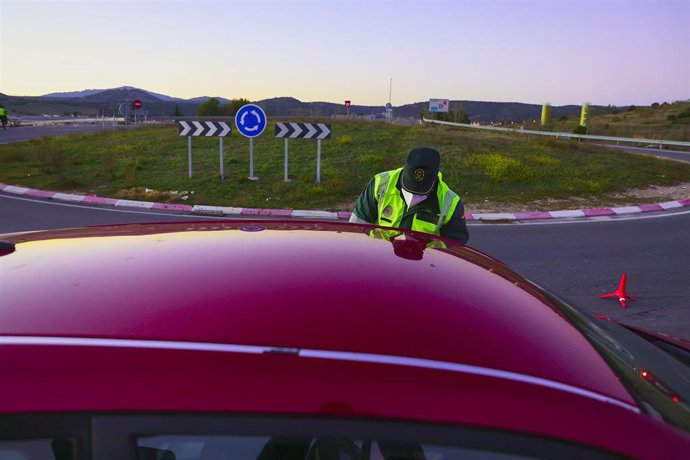 Archivo - Un agente detiene a un coche durante un control de la Guardia Civil. Imagen de archivo. 