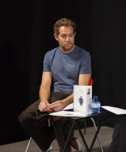 El poeta Alberto Caride durante presentando 'Amar el símil' en la BMovie School de Alicante