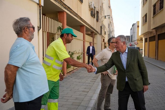 El alcalde de Sevilla, José Luis Sanz, supervisa obras en las calles.
