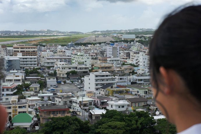 Archivo - October 11, 2017, Ginowan, Okinawa, Japan: A student looks at the U.S. military base which is located in the middle of a residential area from the Kakazu Observation Park. In 2003, then-U.S. Secretary of Defence, Donald Rumsfeld called Futenma A
