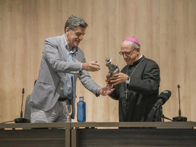 El obispo de Huelva, Santiago Gómez Sierra, ha abierto el ciclo 'Diálogos con la Fe en el Año Jubilar del Rocío'.