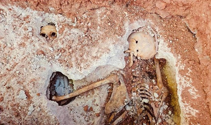 Restos en una fosa común del cementerio de Minas de Riotinto.