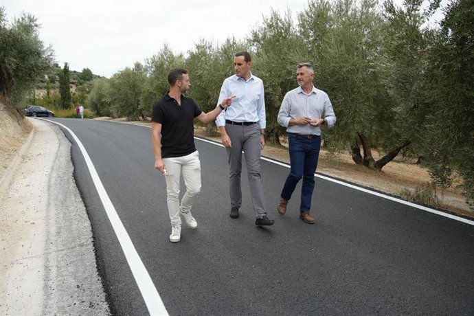 El presidente de la Diputación de Jaén, Juan Latorre, en el camino de Tramaya en La Iruela.