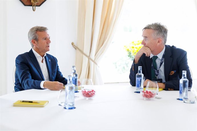 El presidente de la Xunta, Alfonso Rueda, mantiene una reunión institucional con el embajador del Reino Unido en España, Alex Ellis