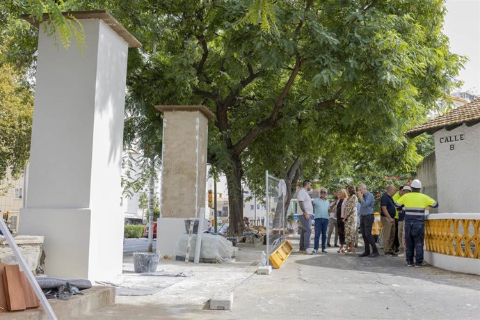El Ayuntamiento recupera una de las antiguas puertas de carruajes del Barrio Obrero.