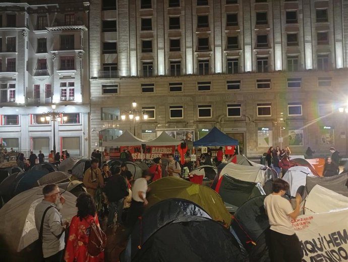 Acampada en la plaza de la Escandalera de Oviedo.