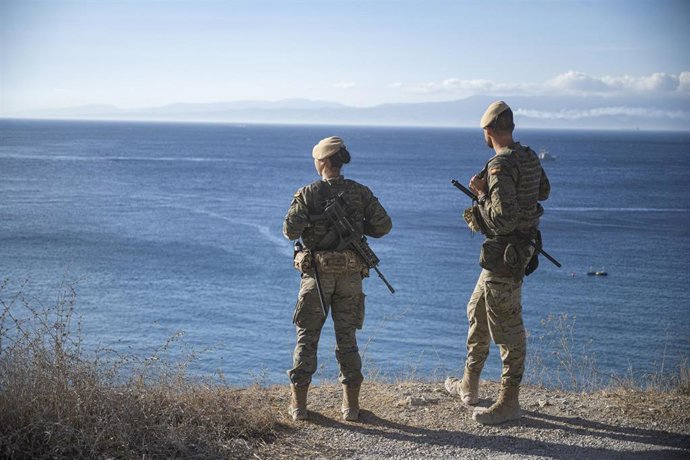 Dos soldados vigilan la frontera en Benzú, a 22 de septiembre de 2026, en Ceuta (España) 
