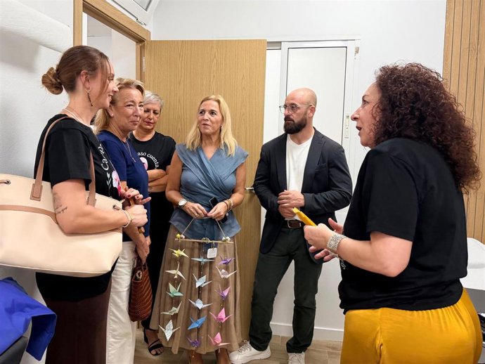 El alcalde de El Puerto de Santa María (Cádiz), Germán Beardo, inaugura la nueva sede de la Asociación Humanitaria Portuense del Cáncer.