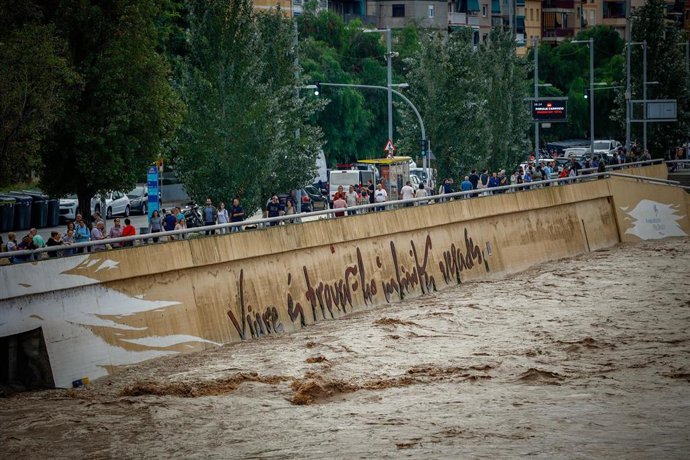 Numerosas personas observan la crecida del río Besòs a causa de las lluvias torrenciales de la pasada noche, a 4 de octubre de 2026, en Santa Coloma de Gramenet, Barcelona, Catalunya (España). 