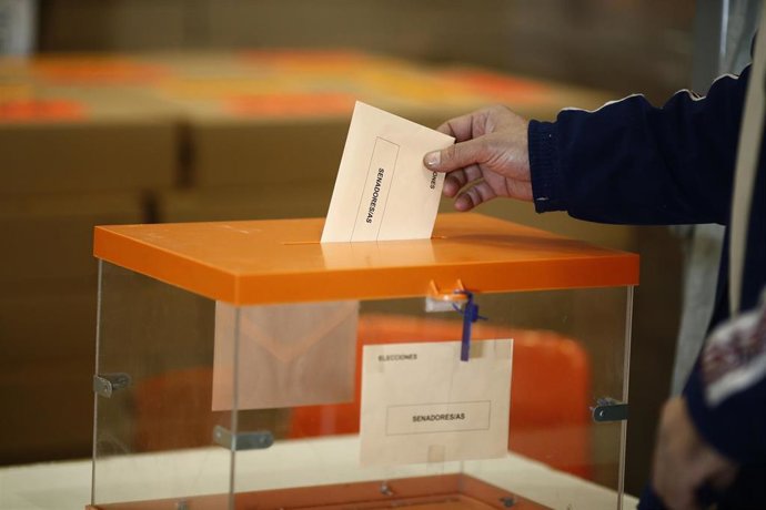 Archivo - Recursos de elecciones generales 2015, Senado, Cortes Generales, senadores, papeletas, sobres, urnas, votar, voto