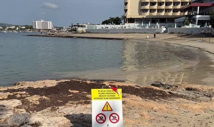 Dos playas de Sant Josep, cerradas al baño tras un vertido de aguas