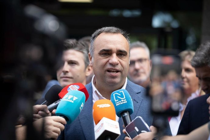 Francis Rodríguez, del PP de Granada, atendiendo a los medios en una imagen de archivo.