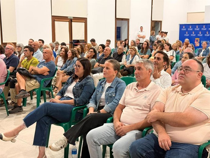 Inauguración oficial de NaturAlpujarra en el Salón Pedro Murillo de Laujar de Andarax, a cargo de la diputada de Deportes, María Luisa Cruz, y de la vicepresidenta y alcaldesa de Laujar de Andarax, Almudena Morales.