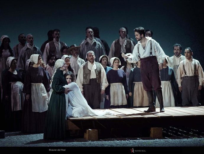 Archivo - Nadine Sierra (Amina) y Monica Bacelli (Teresa). Dcha: Xabier Anduaga (Elvino) Detrás: Coro Titular del Teatro Real.