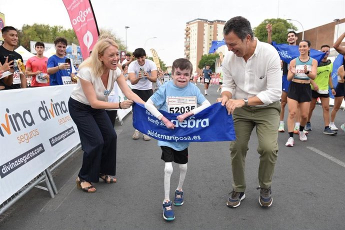 Uno de los momentos más emotivos ha sido la llegada a meta de Leo, un niño con Piel de Mariposa que ha realizado el último tramo de la carrera acompañado por la delegada de Deportes, María Tena, y el gerente del IMD, Ricardo Villena.