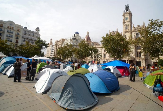 La acampada por la vivienda en la Plaza del Ayuntamiento de València.
