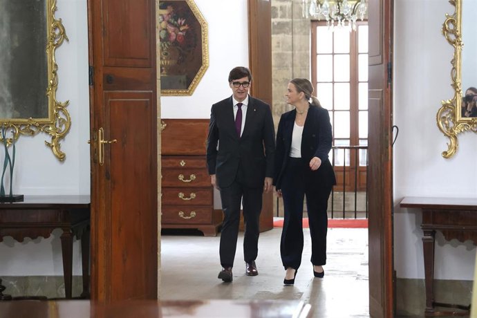 Archivo - La presidenta del Govern balear, Marga Prohens (d), y el presidente de la Generalitat de Catalunya, Salvador Illa (i), durante una reunión, en el Consolat de Mar