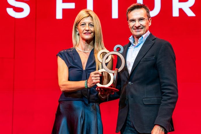 La directora general de la Fundación Siglo para el Turismo y las Artes de Castilla y León, Rebeca Arroyo, recoge el Premio al Mejor Stand de Fitur 2026.