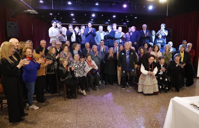 Foto de familia del presidente del Principado, Adrián Barbón, durante su visita al Centro Asturiano de Cangas del Narcea en Buenos Aires.
