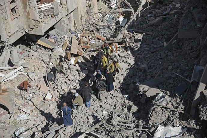 Archivo - Imagenes de archivo de bombardeos saudíes en Saná (Yemen)