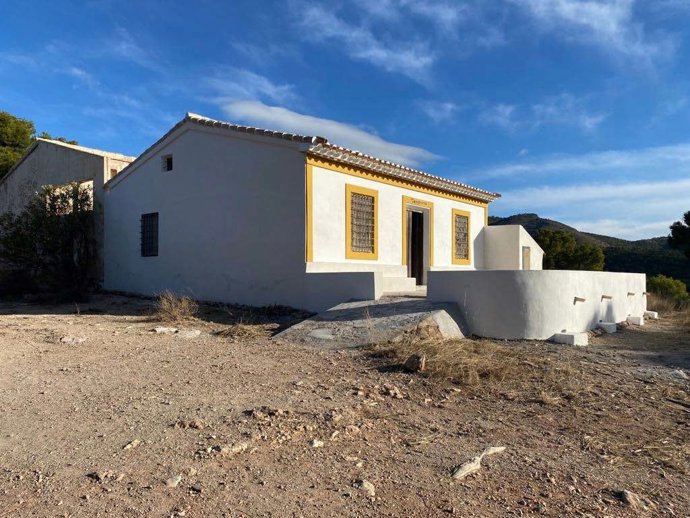 Fachada principal rehabilitada de la Casa Forestal Las Tanganeras realizada en una actuación anterior, situada en el Parque Regional de Sierra Espuña.