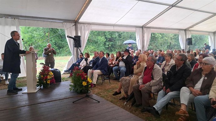 El consejero de Ordenación de Territorio, Urbanismo, Vivienda y Derechos Ciudadanos, Ovidio Zapico, interviene en ela cto Homenaje a El Rellán.