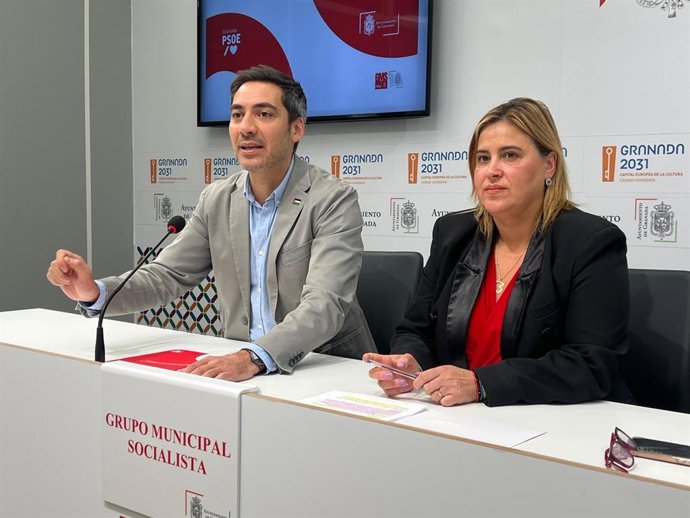 Archivo - El viceportavoz del grupo municipal socialista Eduardo Castillo y la concejala Nuria Gutiérrez.