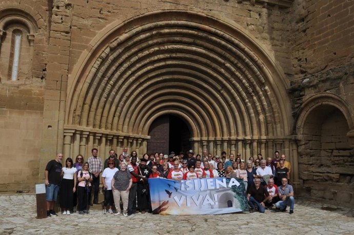Más de 50 peregrinos y 10 jinetes participan en la V Romería 'Sijena Viva' que recupera una parte del Camino de Santiago