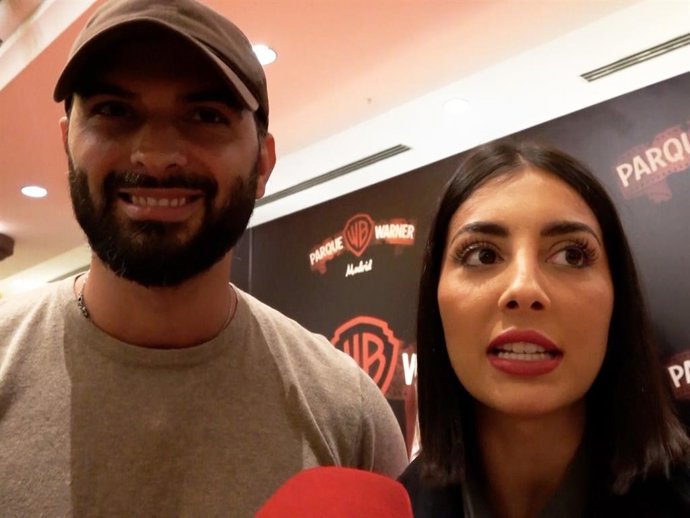 Suso y Marieta hablando con la prensa durante el evento de Halloween en el Parque Warner de Madrid.
