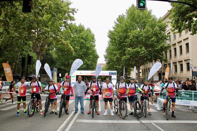 Serrano participa en la Media Maratón y la defiende como "un gran escaparate de la Marca Albacete"