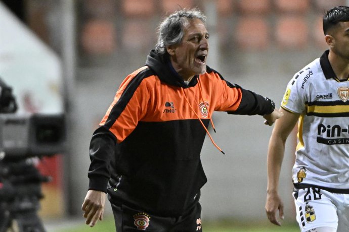 Futbol, Cobreloa vs Coquimbo Unido octavos de final ida, Copa Chile 2026. El director tecnico de Cobreloa Mario Salas, da instrucciones a sus jugadores durante el partido Copa Chile realizado en el estadio Zorro del desierto de  Calama,