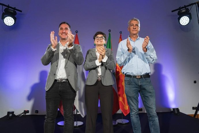 El portavoz adjunto de EH Bildu en el Congreso, Óscar Matute, junto al candidato a diputado general de Bizkaia, Iker Casanova, y a la aspirante a alacldesa de Bilbao, María del Río, en el Palacio Euskalduna de Bilbao