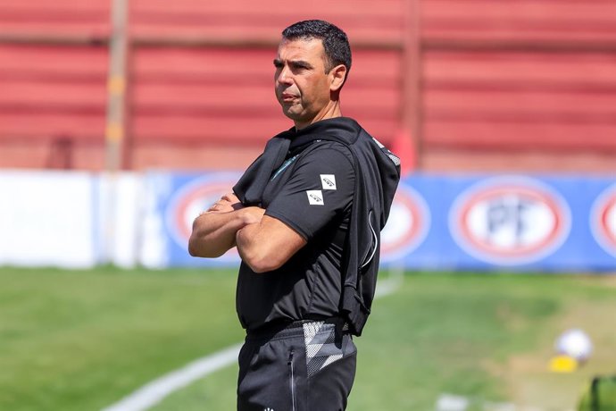 Futbol, Deportes Recoleta vs Santiago Wanderers. Fecha 16, Liga de Ascenso 2026. El entrenador de Santiago Wanderers Francisco Palladino es fotografiado durante el partido de la Liga de Ascenso realizado en el Estadio Santa Laura en Satiago,