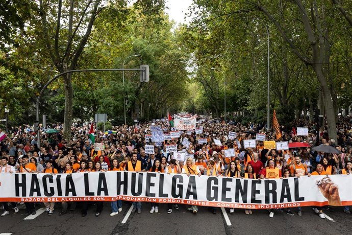 Numerosas personas sostienen una pancarta con el lema 'Hacia la huelga general' durante la manifestación para exigir una reducción del precio de los alquileres de la vivienda, a 3 de octubre de 2026, en Madrid (España). El Sindicato de Inquilinas ha convo