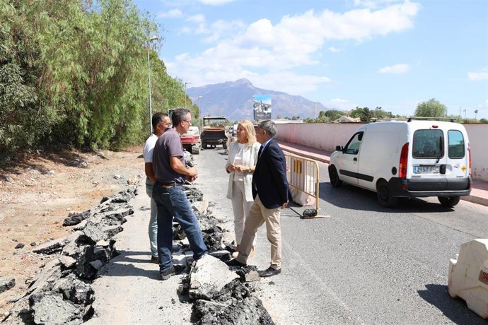La alcaldesa de Marbella (Málaga), Ángeles Muñoz, visita los trabajos de renovación integral de la Avenida Lorenzo Morito Romero en San Pedro de Alcántara.