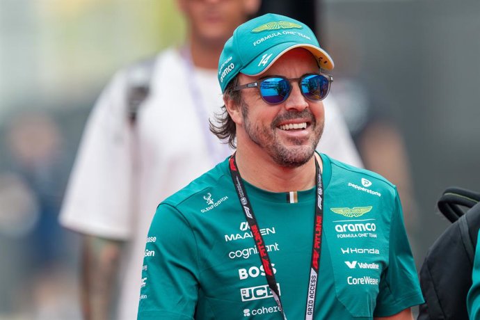 4 de outubro de 2026, Kuala Lumpur, Malásia: 4 de outubro de 2026; Circuito de Sepang, Kuala Lumpur, Malásia; Fórmula 1, Grande Prêmio do Bahrein, dia da corrida; Fernando Alonso (14), da Espanha, da equipe Aston Martin Aramco de Fórmula 1, chega ao Circu