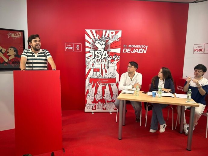 El secretario de Organización del PSOE de Jaén, Víctor Torres, en un acto con militantes de las Juventudes Socialistas de Jaén.
