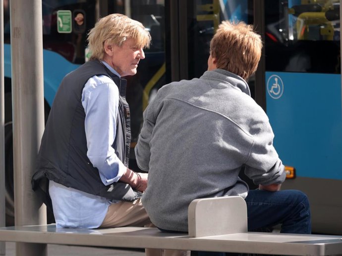 Ernesto de Hannover y su hijo Christian, sorprendidos esperando en una parada de autobús